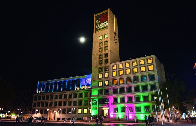 Ein Bild aus anderen Zeiten: das nächtlich beleuchtete Stuttgarter Rathaus.<span class='image-autor'>Foto: Ronny Schönebaum</span>