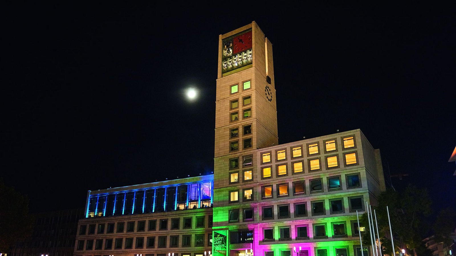 Ein Bild aus anderen Zeiten: das nächtlich beleuchtete Stuttgarter Rathaus.Foto: Ronny Schönebaum