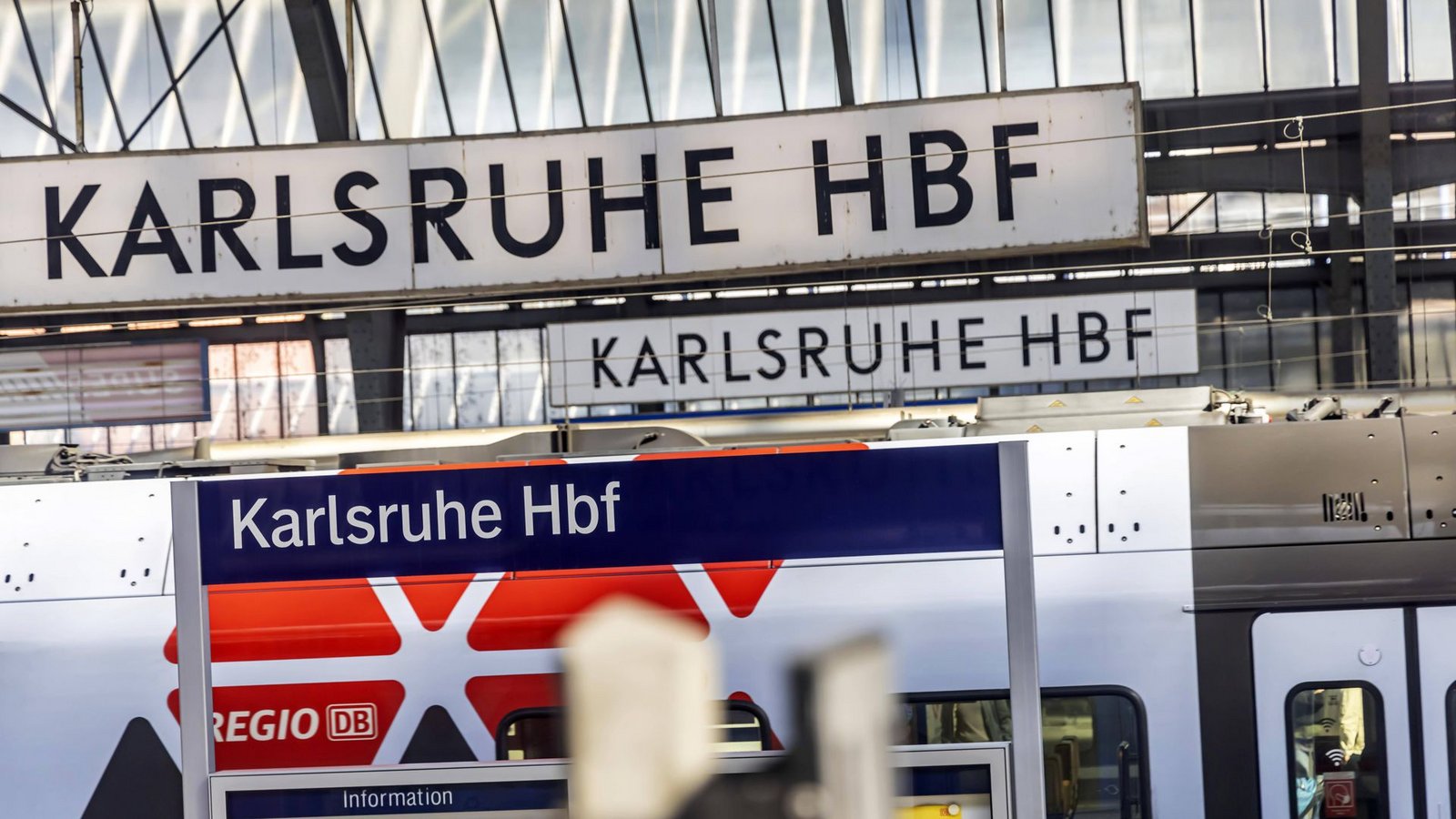 Der Tatverdächtige bekam für den Bahnhof einen Platzverweis. (Symbolbild)Foto: IMAGO/imagebroker/Arnulf Hettrich