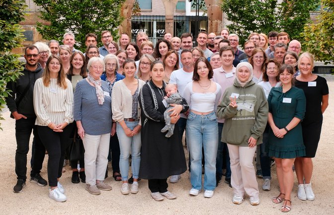 Familienfoto der Zufallsbürger, die sich mit der Reform der Gymnasien befasst haben<span class='image-autor'>Foto: Staatsministerium/Michael Wegler</span>