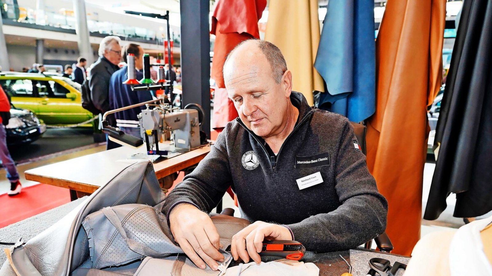 In Halle 1 hat das Mercedes-Benz Classic Center die Arbeit der hauseigenen Sattlerei vorgestellt.Foto: &nbsp;