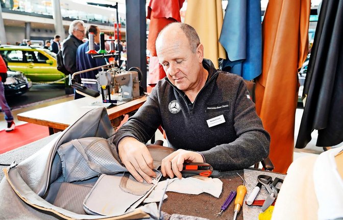 In Halle 1 hat das Mercedes-Benz Classic Center die Arbeit der hauseigenen Sattlerei vorgestellt.<span class='image-autor'>Foto: &nbsp;</span>