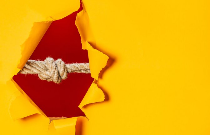 Hier erfahren Sie 4 hilfreiche Tipps & Tricks, wie man festsitzende Knoten einfach lösen kann.<span class='image-autor'>Foto: Olya Humeniuk / Shutterstock.com</span>