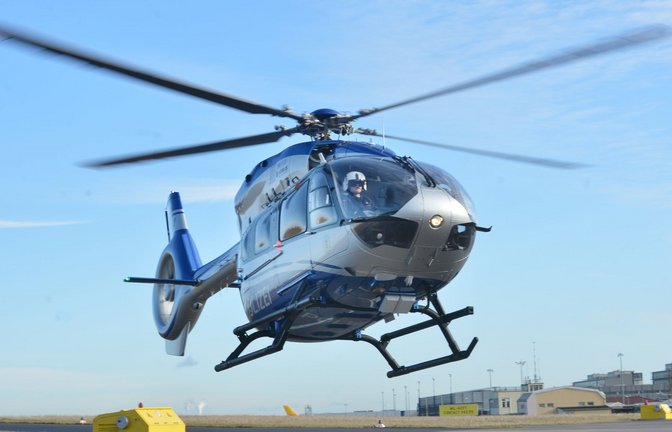 An der Fahndung war auch ein Polizeihubschrauber beteiligt. (Symbolbild)<span class='image-autor'>Foto: dpa/Franziska Kraufmann</span>