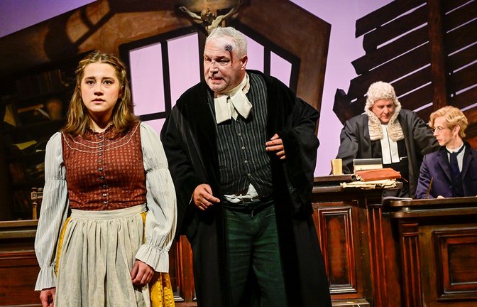 Dorfrichter Adam (Mitte, Andreas Klaue) bringt Eve (Marie Schröder) in Bedrängnis.<span class='image-autor'>Foto: Tobias Metz</span>