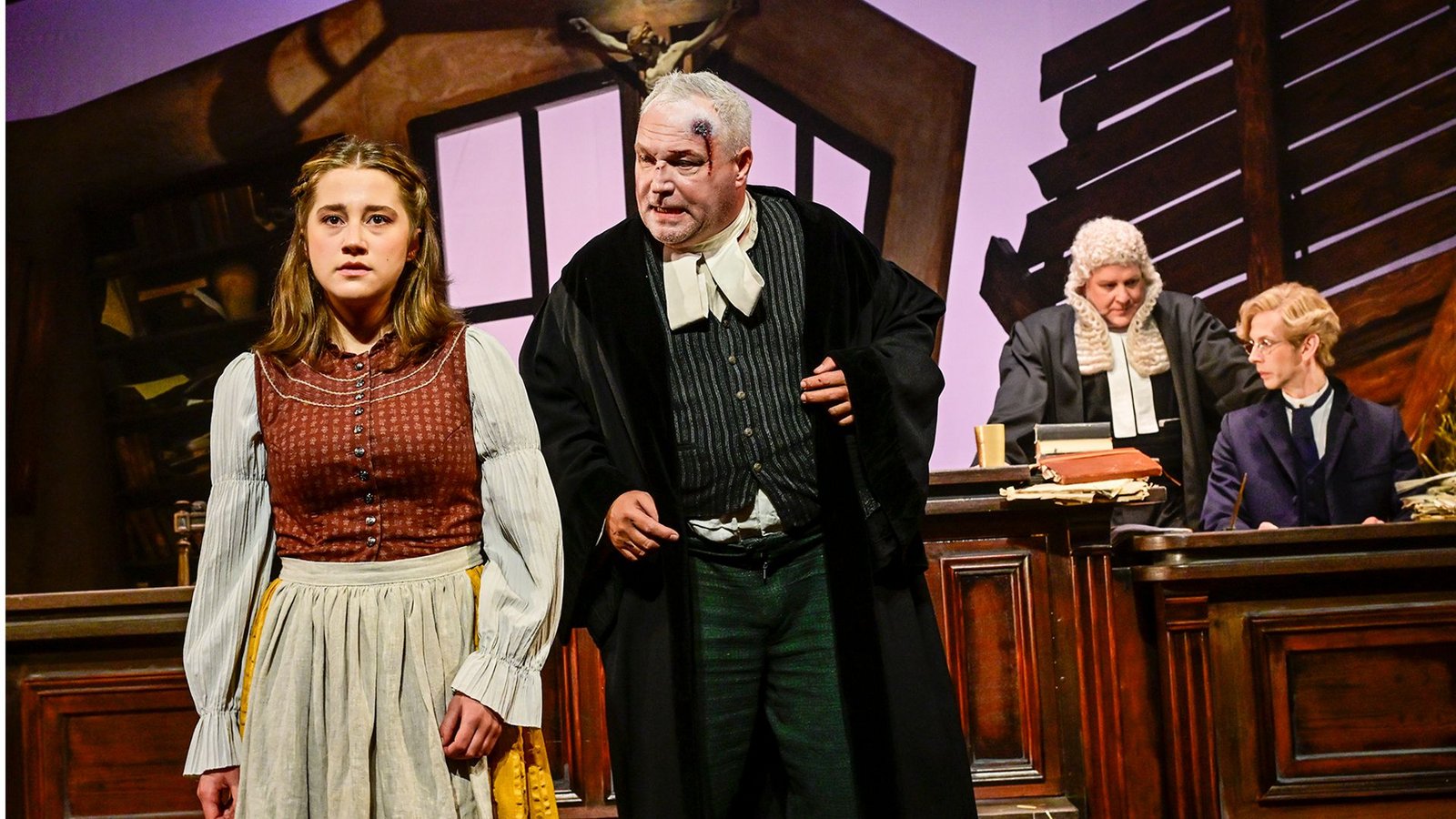 Dorfrichter Adam (Mitte, Andreas Klaue) bringt Eve (Marie Schröder) in Bedrängnis.Foto: Tobias Metz Dorfrichter Adam (Mitte, Andreas Klaue) bringt Eve (Marie Schröder) in Bedrängnis.Foto: Tobias Metz