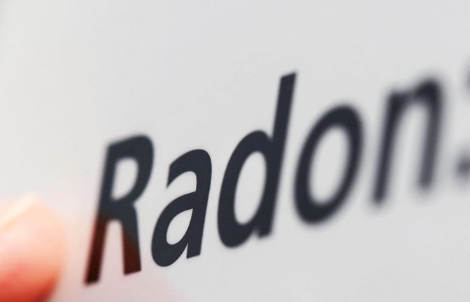 Beim Karlsruher Institut für Technologie (KIT) ist auf einem Plakat das Wort Radon zu lesen.<span class='image-autor'>Foto: dpa/Uli Deck</span>