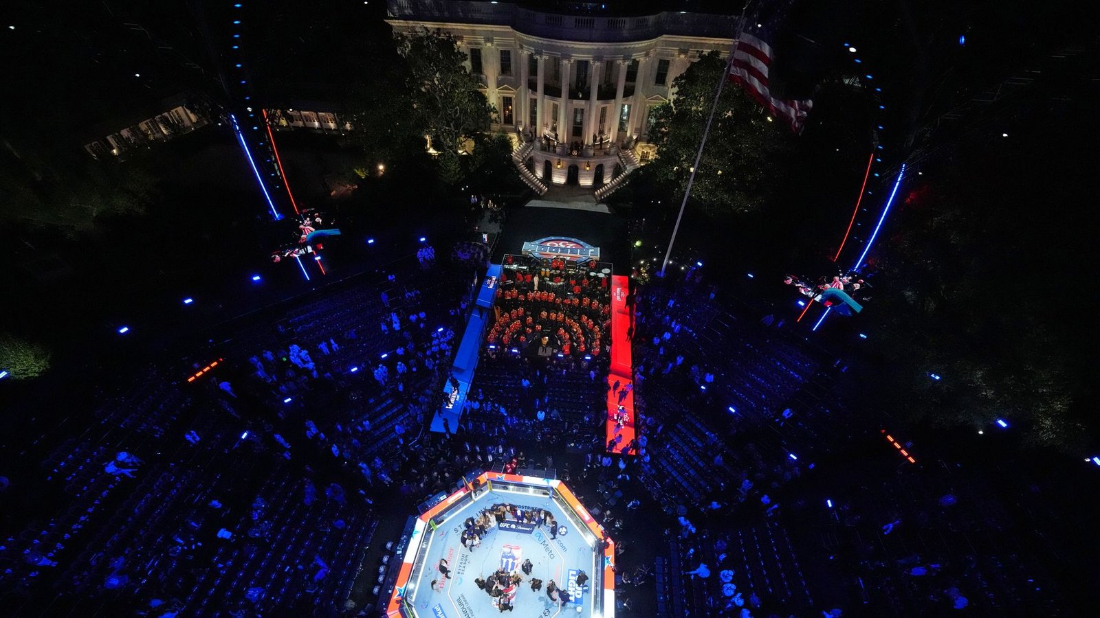 Bei der Veranstaltung traten Topstars der Profiliga Ultimate Fighting Championship (UFC) in einer eigens errichteten Arena gegeneinander an.Foto: Alex Brandon/AP Pool/dpa