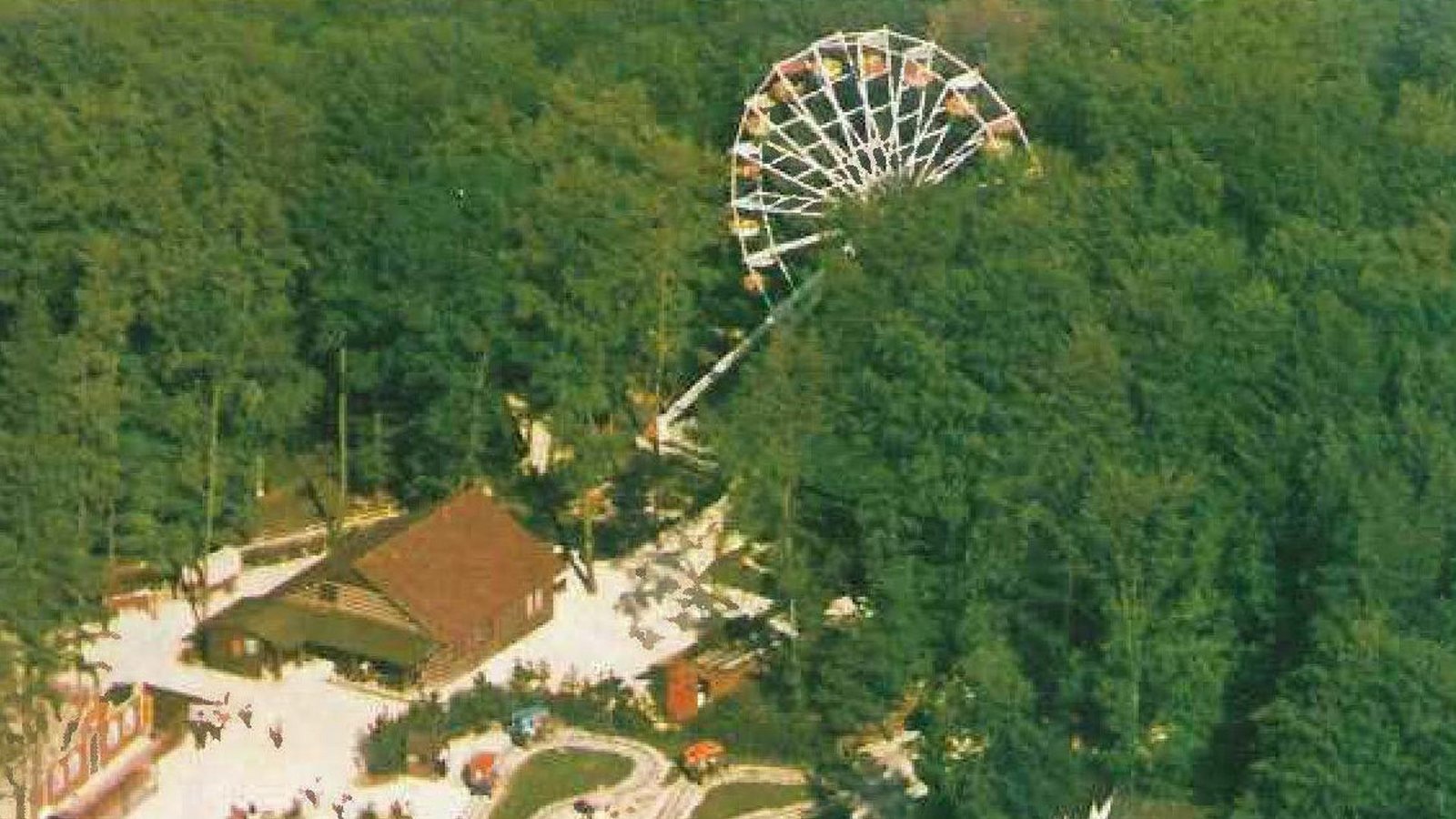 Seit den 1970er Jahren dreht sich bei Sonnenbühl auf der Schwäbischen Alb das Riesenrad des Traumlands.Foto: Traumland an der Bärenhöhle