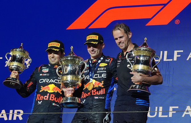 Der Zweitplatzierte Sergio Perez (l-r), Sieger Max Verstappen und Tom Hard von Red Bull stehen auf dem Podium.<span class='image-autor'>Foto: Hasan Bratic/dpa</span>