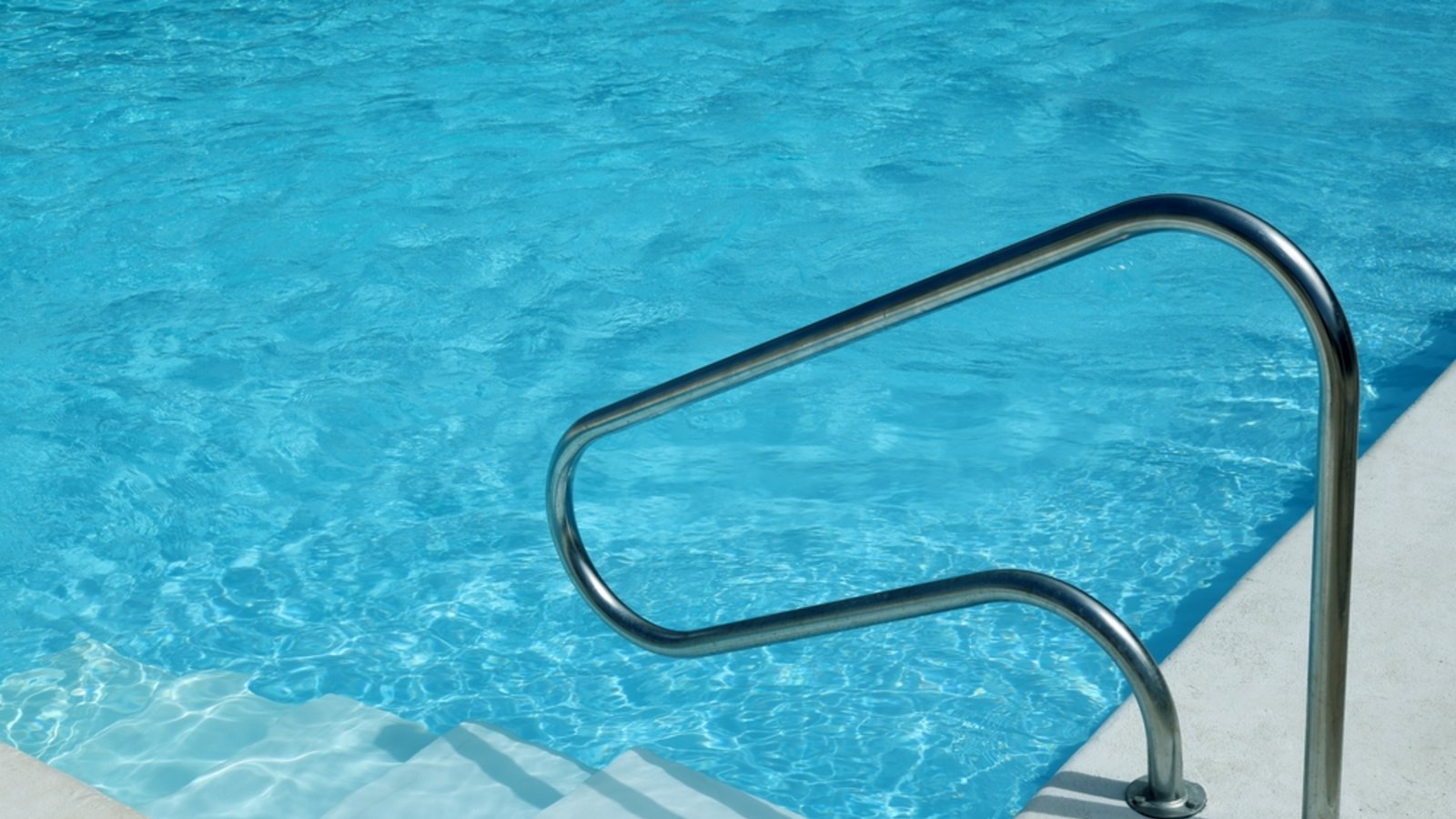 In diesen Freibädern kann man am Wochenende noch schwimmen.Foto: Mikadun / shutterstock.com