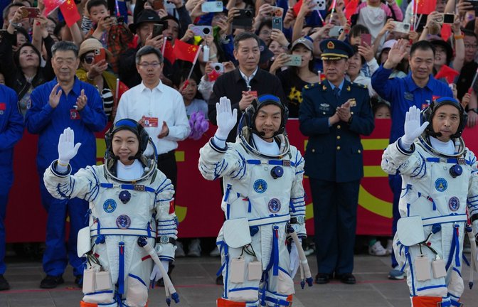 Die Crew soll auf der Raumstation die derzeitige Besatzung ablösen.<span class='image-autor'>Foto: Ng Han Guan/AP/dpa</span>