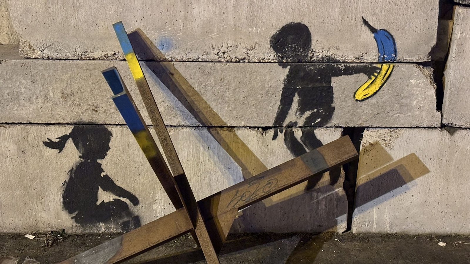 Der anonyme Streetartkünstler Banksy hat auf eine Straßensperre am Maidan zwei Kinder gesprüht, die eine Panzersperre zweckentfremden und darauf wippen. Insgesamt hat der Künstler in Kiew und den Vorten Borodjynka und Irpin fünf Kunstwerke gegen den russischen Angriff und für Frieden geschaffen.Foto: Franz Feyder