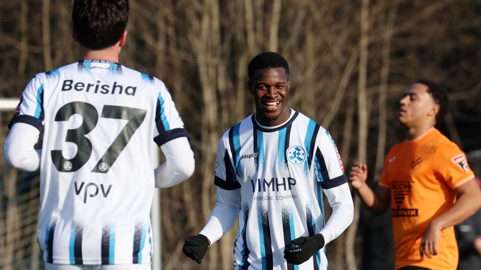 Kickers-Neuzugang Abdoulie Mboob (re.) jubelt mit Flamur Berisha.Foto: Baumann/Julia Rahn Kickers-Neuzugang Abdoulie Mboob (re.) jubelt mit Flamur Berisha.Foto: Baumann/Julia Rahn