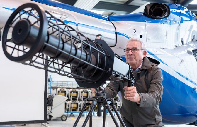 Baden-Württembergs Innenminister Thomas Strobl (CDU) mit einem Instrument zur Abwehr von Drohnen am Stuttgarter Flughafen.<span class='image-autor'>Foto: Marijan Murat/dpa</span>