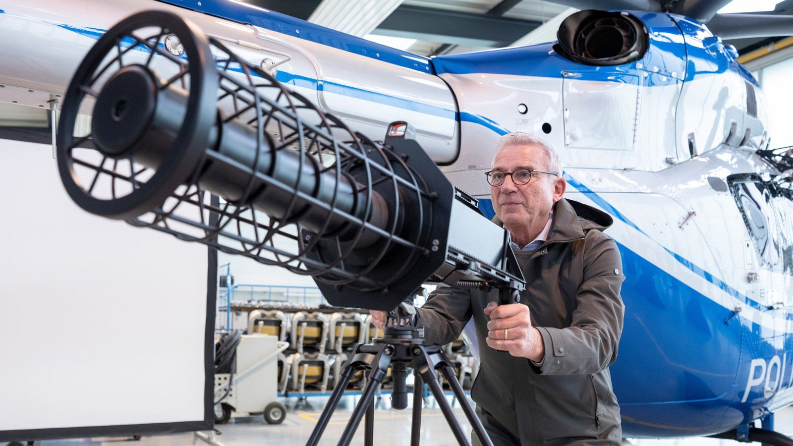 Baden-Württembergs Innenminister Thomas Strobl (CDU) mit einem Instrument zur Abwehr von Drohnen am Stuttgarter Flughafen.Foto: Marijan Murat/dpa Baden-Württembergs Innenminister Thomas Strobl (CDU) mit einem Instrument zur Abwehr von Drohnen am Stuttgarter Flughafen.Foto: Marijan Murat/dpa