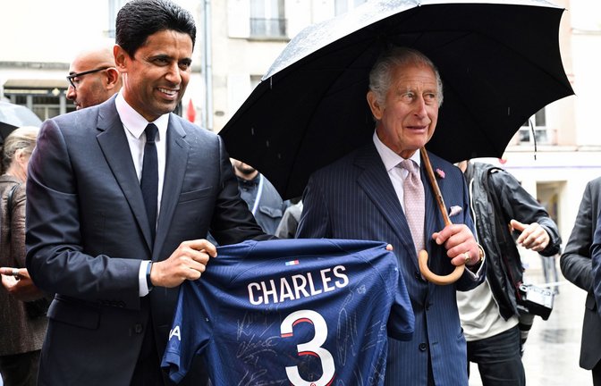 Klub-Präsident Nasser Al-Khelaifi schenkte König Charles das PSG-Trikot.<span class='image-autor'>Foto: dpa/Bertrand Guay</span>