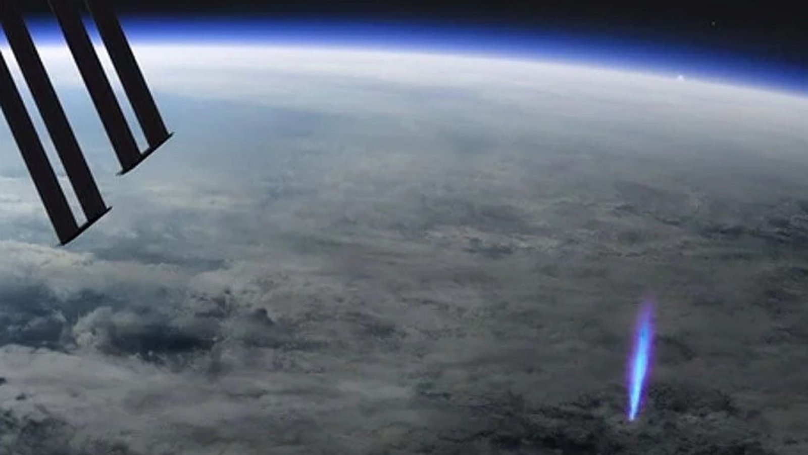 Dieser blaue Strahl ist ein Blue Jet, eine seltene Form der elektrischen Entladung, die von der Wolkenobergrenze nach oben ausstrahlt.Foto: © Esa
