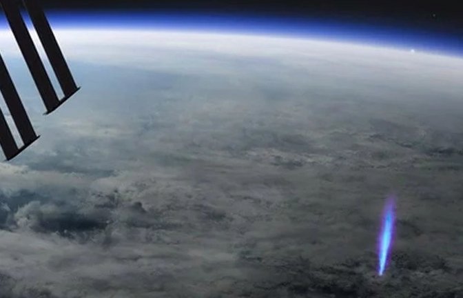Dieser blaue Strahl ist ein Blue Jet, eine seltene Form der elektrischen Entladung, die von der Wolkenobergrenze nach oben ausstrahlt.<span class='image-autor'>Foto: © Esa</span>