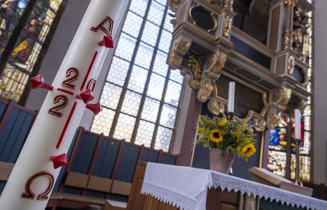 Osterkerze in einer Kirche (Symbolbild).<span class='image-autor'>Foto: imago images/Norbert Neetz/Norbert Neetz</span>