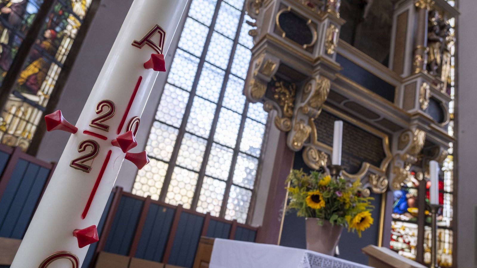 Osterkerze in einer Kirche (Symbolbild).Foto: imago images/Norbert Neetz/Norbert Neetz Osterkerze in einer Kirche (Symbolbild).Foto: imago images/Norbert Neetz/Norbert Neetz