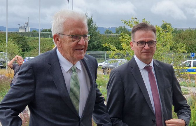 Winfried Kretschmann besucht mit Landrat Joachim Bläse (rechts) die Firma Weleda.<span class='image-autor'>Foto: Eberhard Wein</span>