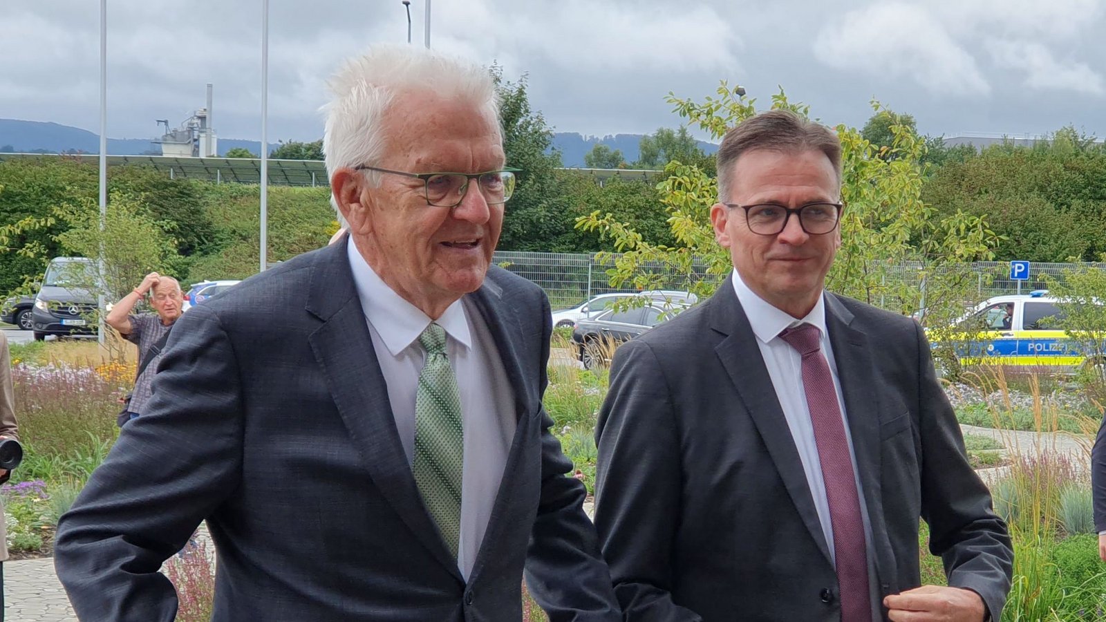 Winfried Kretschmann besucht mit Landrat Joachim Bläse (rechts) die Firma Weleda.Foto: Eberhard Wein Winfried Kretschmann besucht mit Landrat Joachim Bläse (rechts) die Firma Weleda.Foto: Eberhard Wein