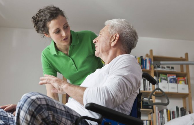 Die meisten Menschen möchten daheim alt werden. Die häusliche Pflege muss somit gestärkt werden.<span class='image-autor'>Foto: imago/Westend61</span>