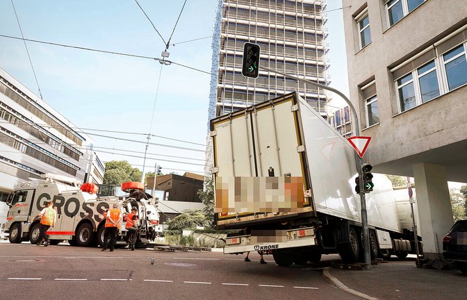 Der Lkw war an einer Hausecke in Stuttgart-Ost hängengeblieben.<span class='image-autor'>Foto: Andreas Rosar</span>