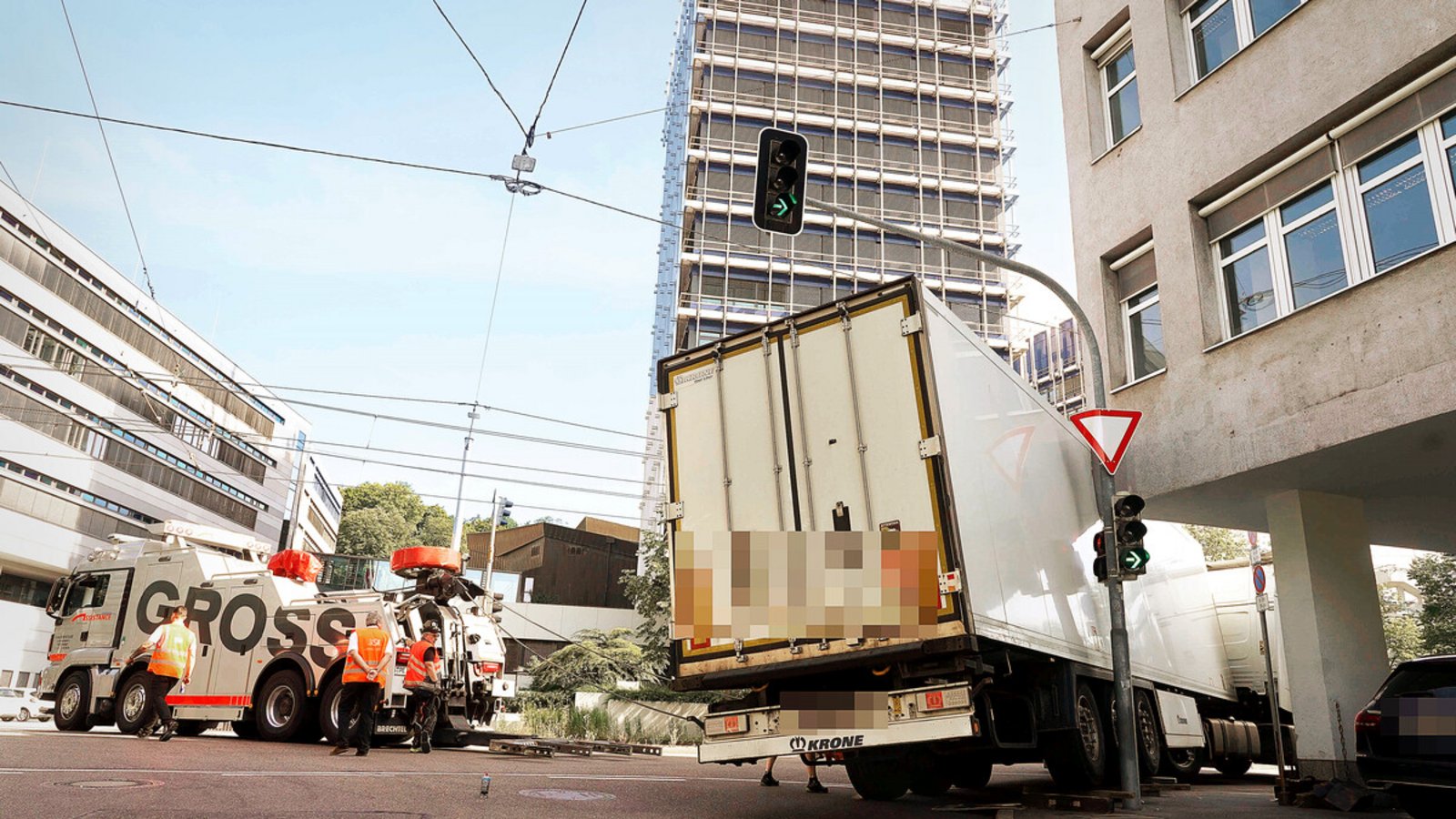 Der Lkw war an einer Hausecke in Stuttgart-Ost hängengeblieben.Foto: Andreas Rosar