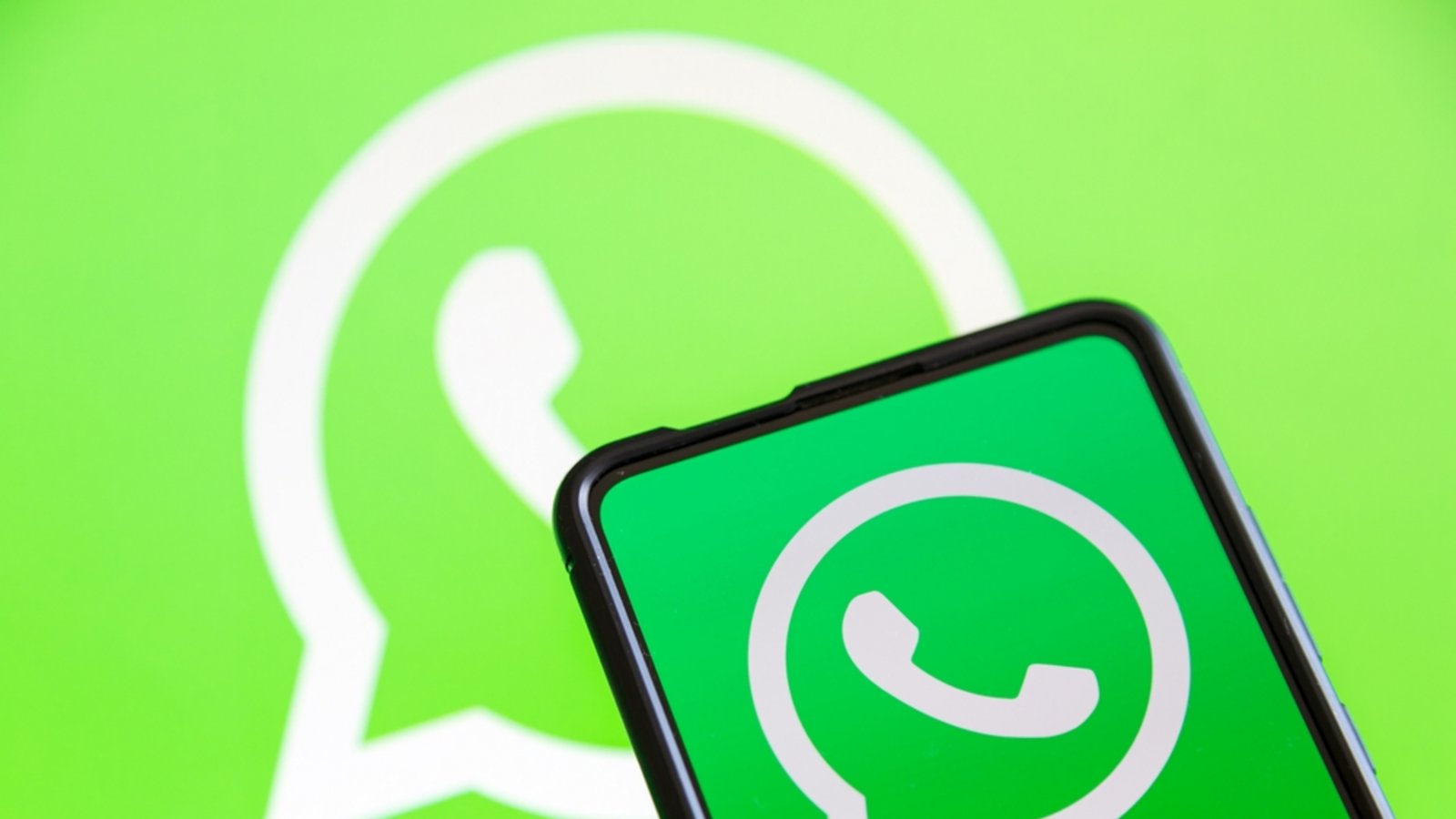 WhatsApp führt kostenpflichtige Kanal-Abos und Werbung im „Aktuelles“-Tab ein. Was das für Nutzer bedeutet und wer wirklich zahlen muss.Foto: Markus Mainka / Shutterstock.com WhatsApp führt kostenpflichtige Kanal-Abos und Werbung im „Aktuelles“-Tab ein. Was das für Nutzer bedeutet und wer wirklich zahlen muss.Foto: Markus Mainka / Shutterstock.com