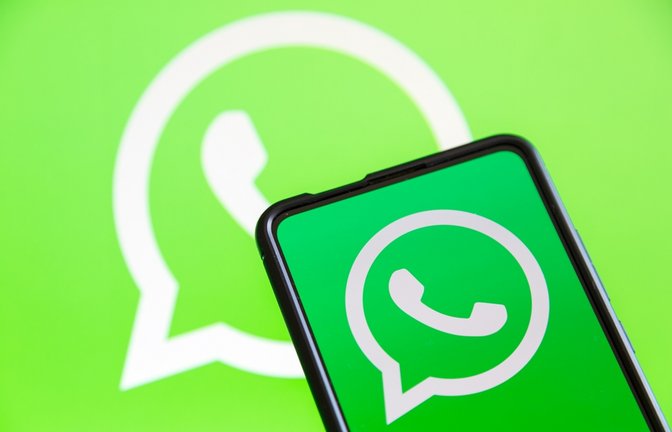 WhatsApp führt kostenpflichtige Kanal-Abos und Werbung im „Aktuelles“-Tab ein. Was das für Nutzer bedeutet und wer wirklich zahlen muss.<span class='image-autor'>Foto: Markus Mainka / Shutterstock.com</span>