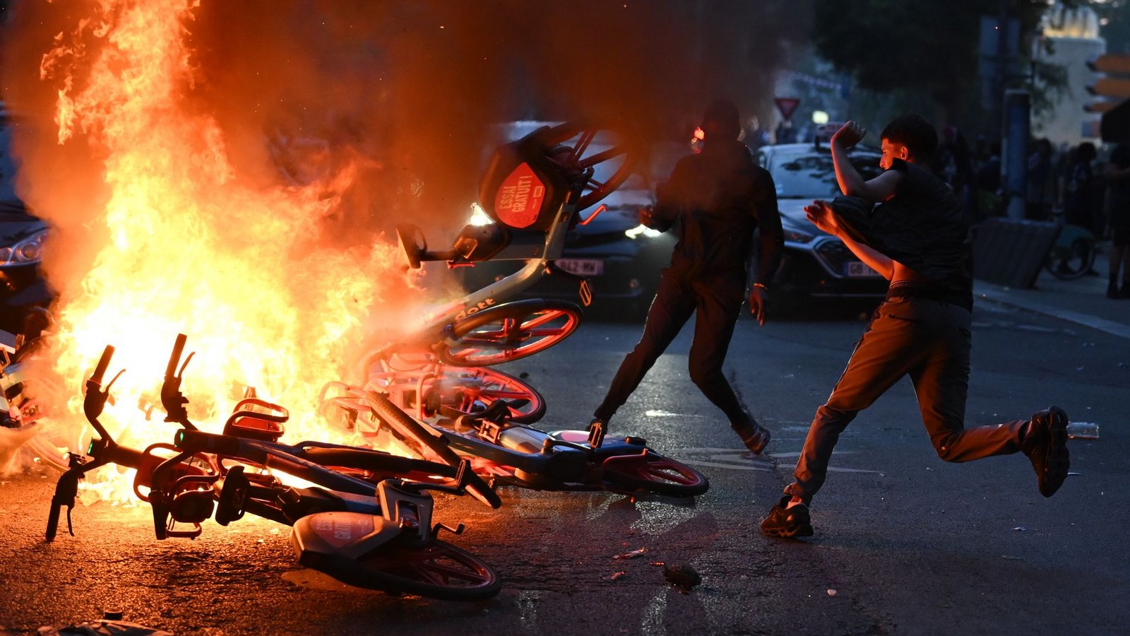 Nach dem Sieg von Paris Saint-Germain ist es in Paris zu Festnahmen und Zwischenfällen gekommen.Foto: Julien Mattia/Le Pictorium via ZUMA Press/dpa