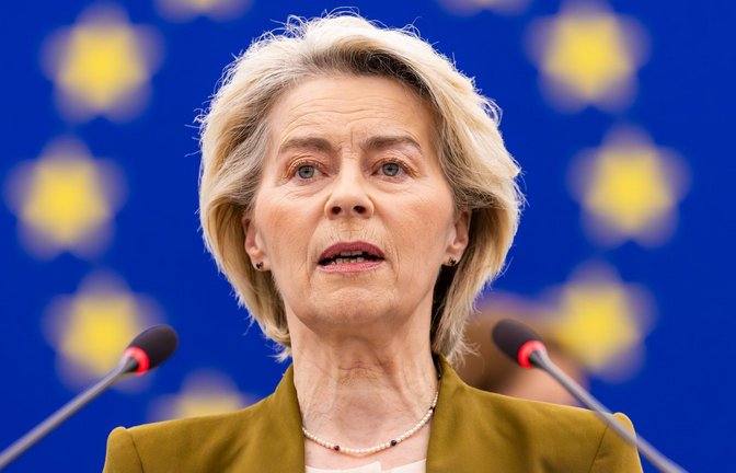 EU-Kommissionspräsidentin Ursula von der Leyen muss sich im Europaparlament zum vierten Mal einem Misstrauensantrag stellen.<span class='image-autor'>Foto: Philipp von Ditfurth/dpa</span>