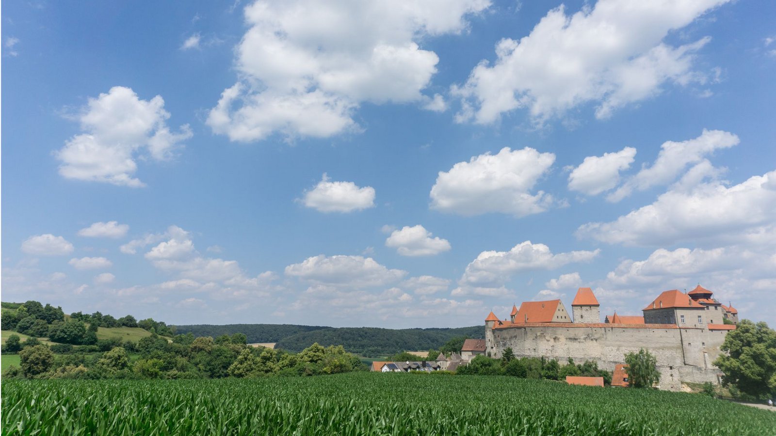 Von Donauwörth an der Donau bis Tuttlingen an der Donau verläuft der 360 Kilometer lange Albsteig entlang des Albtraufs – die Donau selbst wird aber tatsächlich nur zu Beginn und zum Ende berührt. Wir zeigen die schönsten Höhepunkte dieses „Hauptwanderwegs 1“ des Schwäbischen Albvereins.Die gewaltige Anlage des Schlosses Harburg erreicht man gleich am ersten Tag.Foto: Faltin Von Donauwörth an der Donau bis Tuttlingen an der Donau verläuft der 360 Kilometer lange Albsteig entlang des Albtraufs – die Donau selbst wird aber tatsächlich nur zu Beginn und zum Ende berührt. Wir zeigen die schönsten Höhepunkte dieses „Hauptwanderwegs 1“ des Schwäbischen Albvereins.Die gewaltige Anlage des Schlosses Harburg erreicht man gleich am ersten Tag.Foto: Faltin
