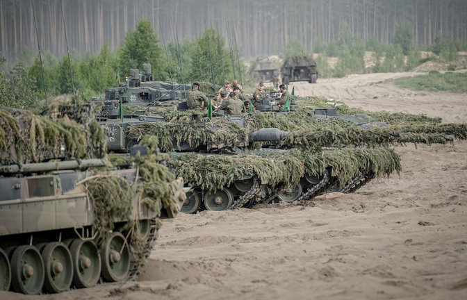 Die Bundeswehr muss in den nächsten Jahren kräftig aufrüsten. Zum Rückgrat der Landstreitkräfte zählen auch weiter die Leopard-2-Panzer.<span class='image-autor'>Foto: Kay Nietfeld/dpa</span>