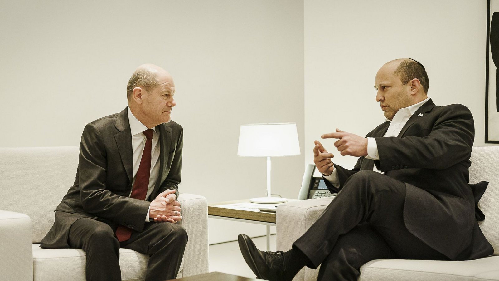 Der israelische Premierminister Naftali Bennett im Gespräch mit Olaf Scholz. Er pflegt exzellente Beziehungen sowohl zu Russland als auch zur Ukraine und könnte somit vermitteln.Foto: dpa/Jesco Denzel