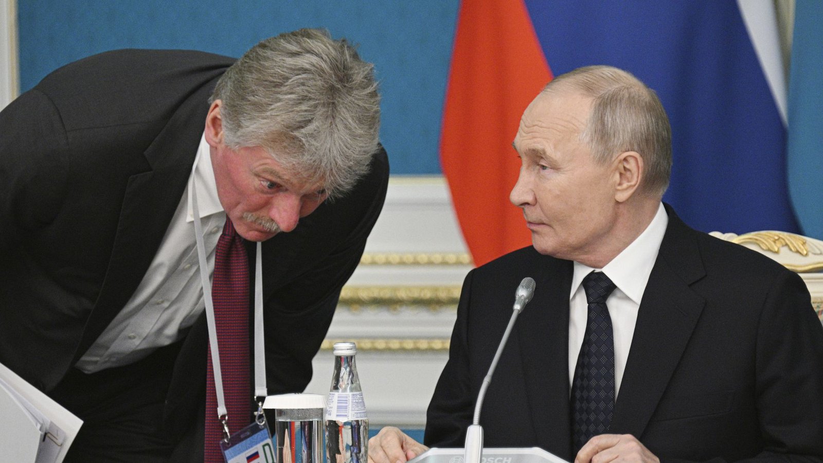 Kreml-Sprecher Dmitri Peskow, links, lauscht den Worten des russischen Präsidenten Wladimir Putin. (Archivbild)Foto: dpa/Ramil Sitdikov
