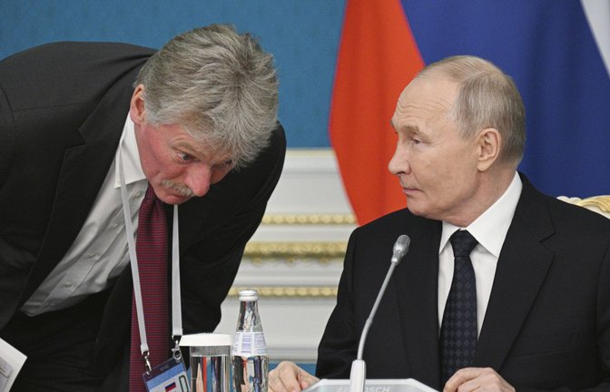 Kreml-Sprecher Dmitri Peskow, links, lauscht den Worten des russischen Präsidenten Wladimir Putin. (Archivbild)<span class='image-autor'>Foto: dpa/Ramil Sitdikov</span>