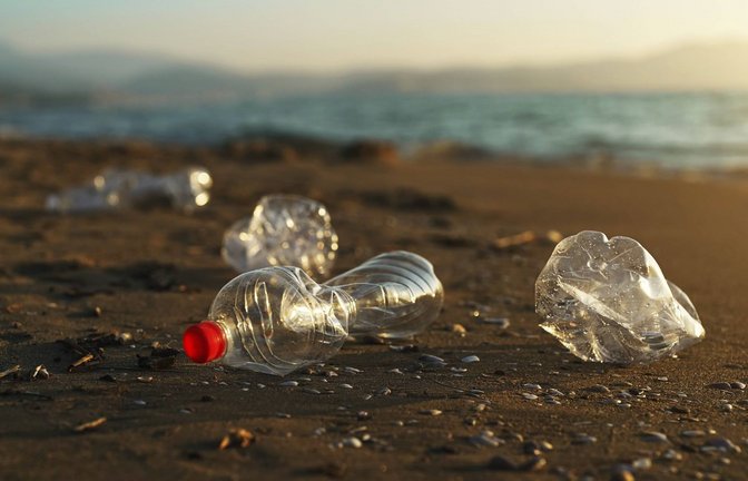 Plastikflaschen am Sandstrand: Müll am Strand und im Meer ist sichtbar, doch die unsichtbaren Gefahren wie Chemikalien sind oft viel gefährlicher..<span class='image-autor'>Foto: Imago/Imagebroker</span>