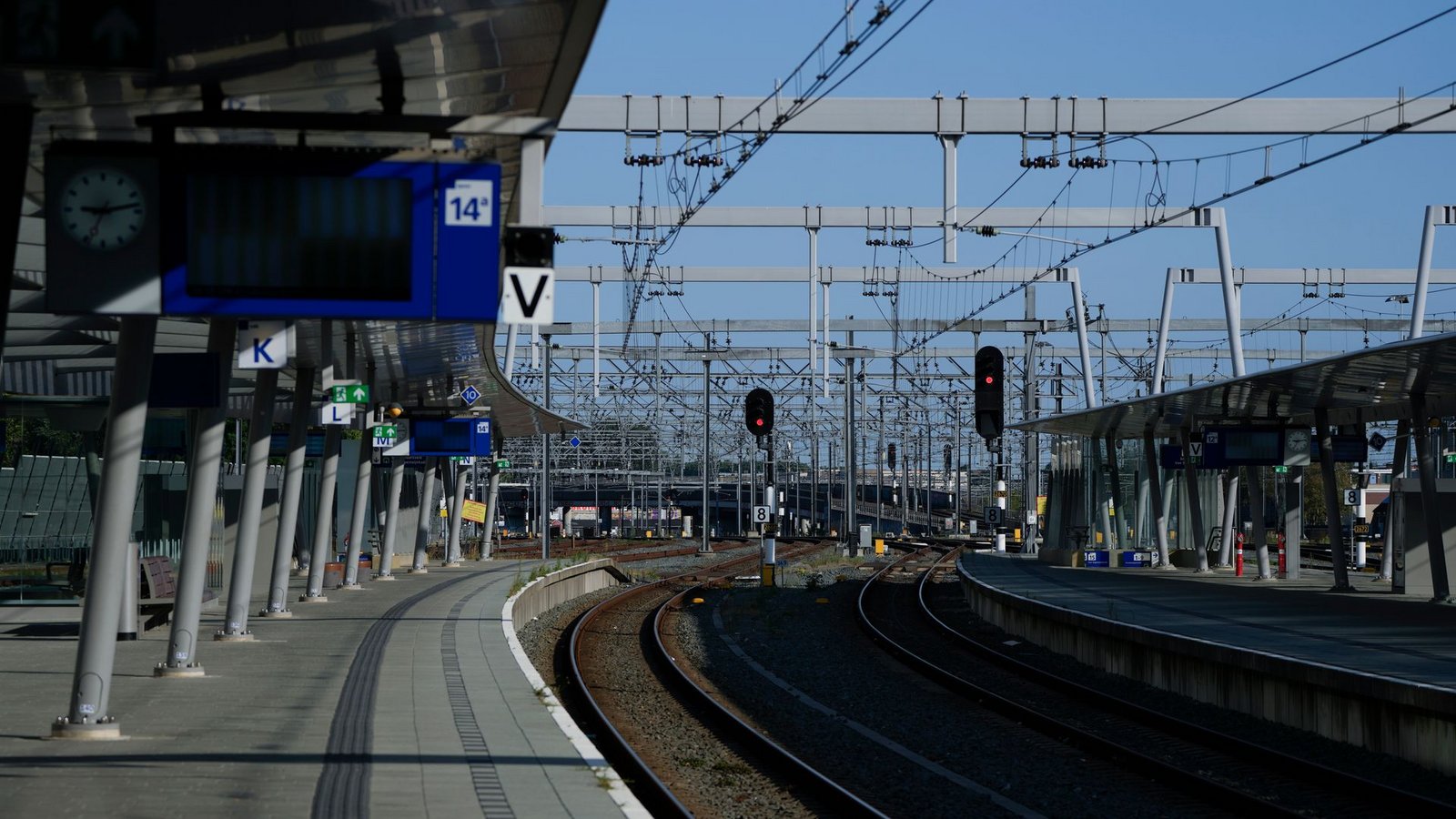 Die Niederlande müssen mehrere Eisenbahnunternehmen auf den Hauptstrecken fahren lassen. (Symbolbild)Foto: Peter Dejong/AP/dpa