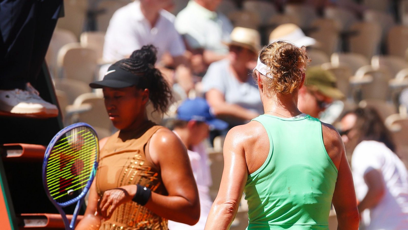 Laura Siegemund (hinten) und Naomi Osaka während des Matches bei einem SeitenwechselFoto: Frank Molter/dpa Laura Siegemund (hinten) und Naomi Osaka während des Matches bei einem SeitenwechselFoto: Frank Molter/dpa