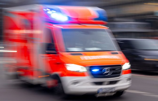 Nach Polizeiangaben kam ein Auto wegen Aquaplanings während eines Unwetters in den Gegenverkehr. (Symbolbild)<span class='image-autor'>Foto: dpa/Monika Skolimowska</span>