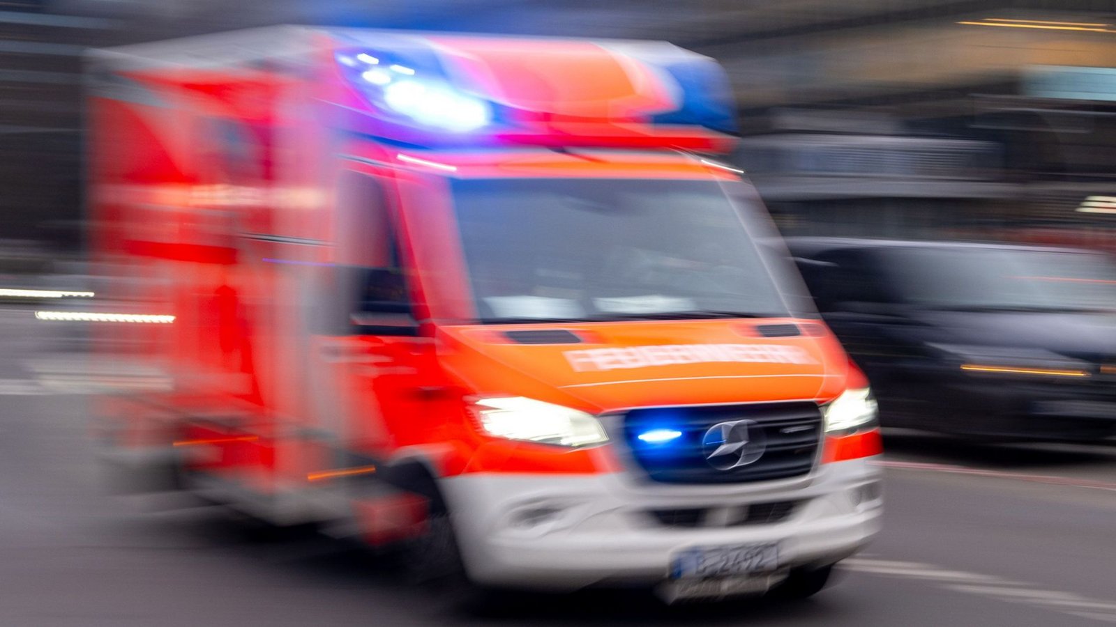 Nach Polizeiangaben kam ein Auto wegen Aquaplanings während eines Unwetters in den Gegenverkehr. (Symbolbild)Foto: dpa/Monika Skolimowska Nach Polizeiangaben kam ein Auto wegen Aquaplanings während eines Unwetters in den Gegenverkehr. (Symbolbild)Foto: dpa/Monika Skolimowska