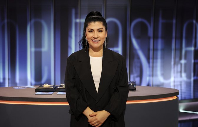 Gastjurorin Elif Oskan brachte spannende Aufgaben mit in die Kochshow.<span class='image-autor'>Foto: SAT.1 / Benedikt Müller</span>