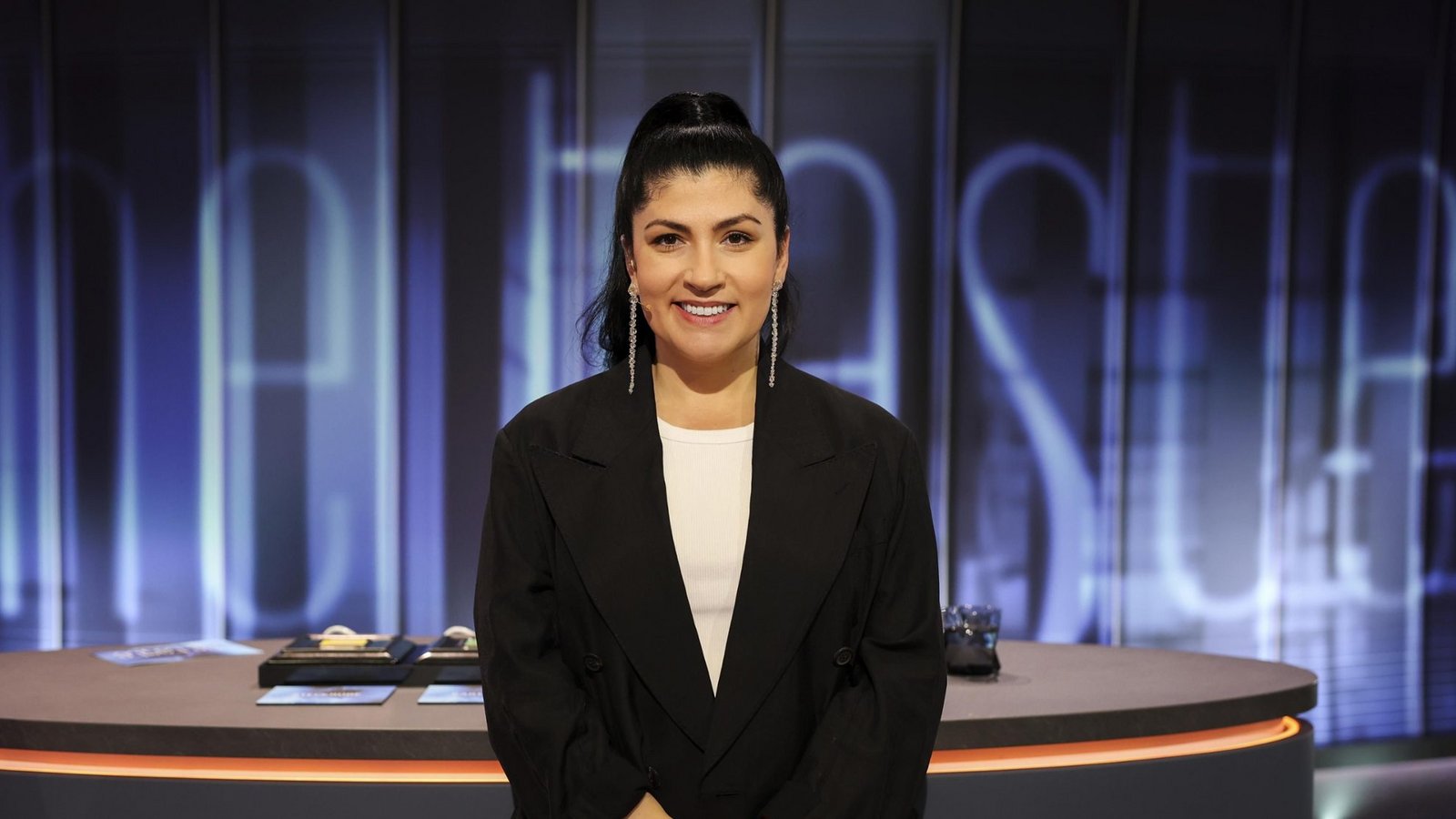 Gastjurorin Elif Oskan brachte spannende Aufgaben mit in die Kochshow.Foto: SAT.1 / Benedikt Müller Gastjurorin Elif Oskan brachte spannende Aufgaben mit in die Kochshow.Foto: SAT.1 / Benedikt Müller
