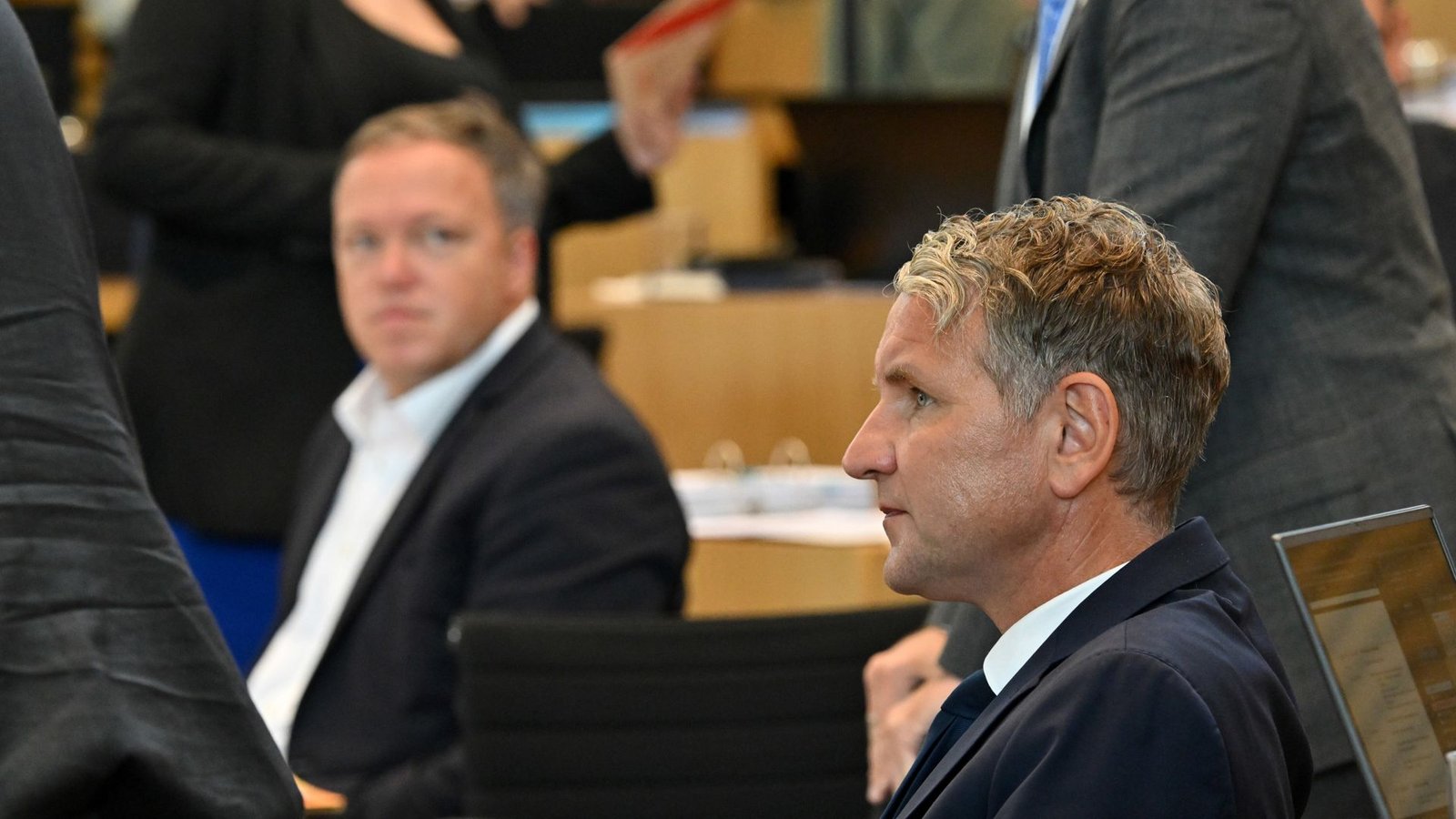 Der thüringische CDU-Chef Mario Voigt (im Hintergrund) fordert den Landesvorsitzenden der AfD, Björn Höcke, zum TV-Duell.Foto: dpa/Martin Schutt