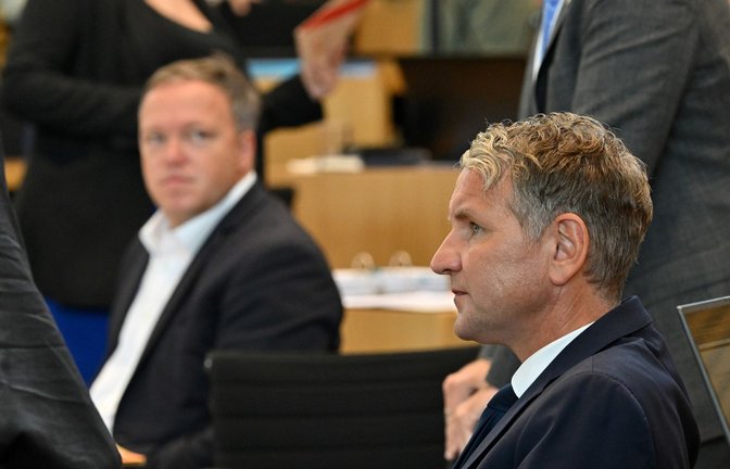 Der thüringische CDU-Chef Mario Voigt (im Hintergrund) fordert den Landesvorsitzenden der AfD, Björn Höcke, zum TV-Duell.<span class='image-autor'>Foto: dpa/Martin Schutt</span>