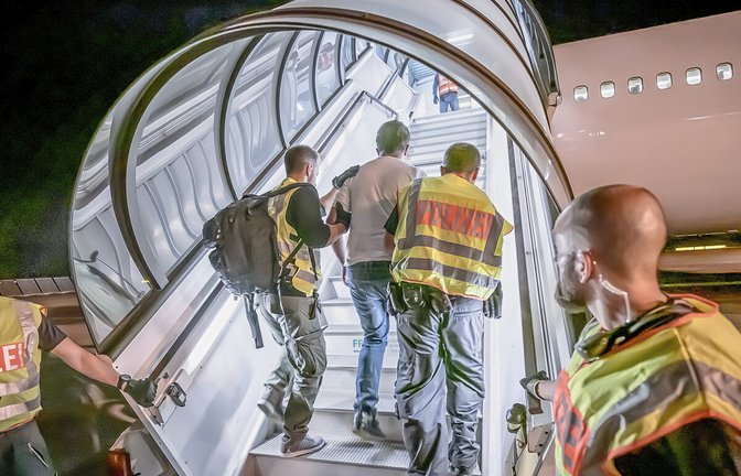 Im Jahr 2024 stieg die Zahl der Rückführungen auf knapp 18 400. Im Jahr 2024 stieg die Zahl der Rückführungen auf knapp 18.400.<span class='image-autor'>Foto: dpa/Michael Kappeler</span>