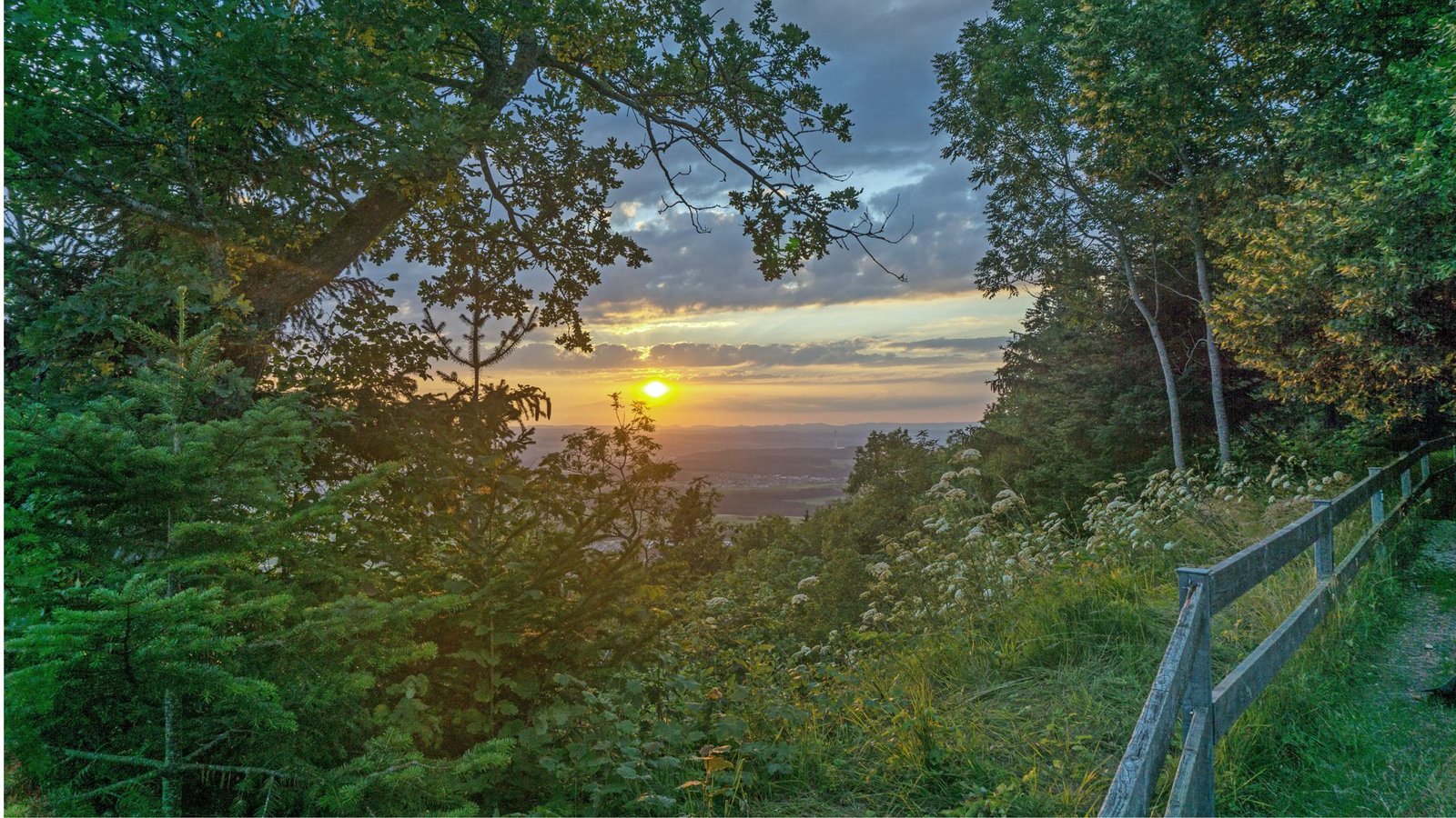 Bald geht der Albsteig zu Ende: An der Kreuzsteighütte ist man Tuttlingen nicht mehr allzu fern.Foto: Faltin Bald geht der Albsteig zu Ende: An der Kreuzsteighütte ist man Tuttlingen nicht mehr allzu fern.Foto: Faltin